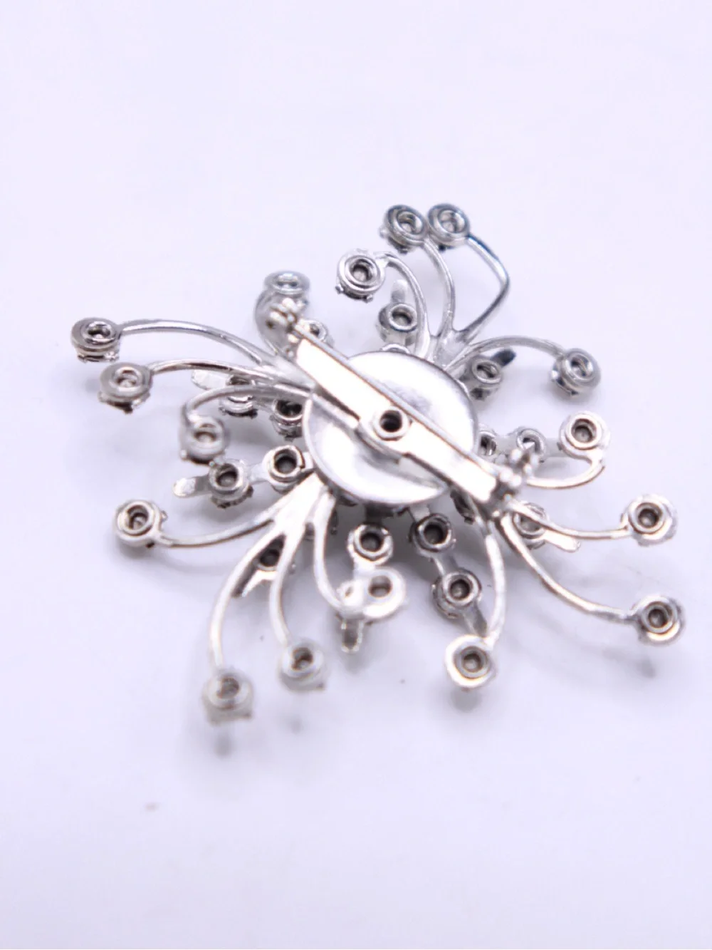 Vintage unsigned Silver tone Crystal starburst riveted Burst Brooch - Picture 4 of 5